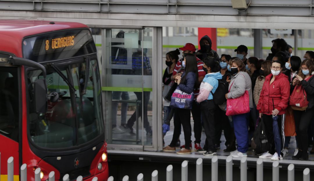 Vendedor apuñaló pasajeros de Transmilenio por no darle dinero Vendedor apuñaló pasajeros de Transmilenio por no darle dinero