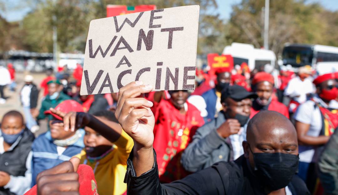 Protestas en África exigiendo acceso a las vacunas contra el COVID-19. Foto: Getty Protestas en África exigiendo acceso a las vacunas contra el COVID-19. Foto: Getty