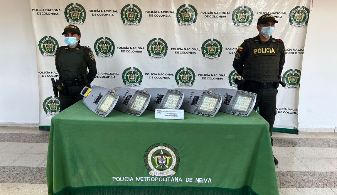 Cerca de cinco las lámparas LED, avaluadas en $1.600.000 cada una, fueron encontradas sobre la avenida La Toma. Cerca de cinco las lámparas LED, avaluadas en $1.600.000 cada una, fueron encontradas sobre la avenida La Toma.