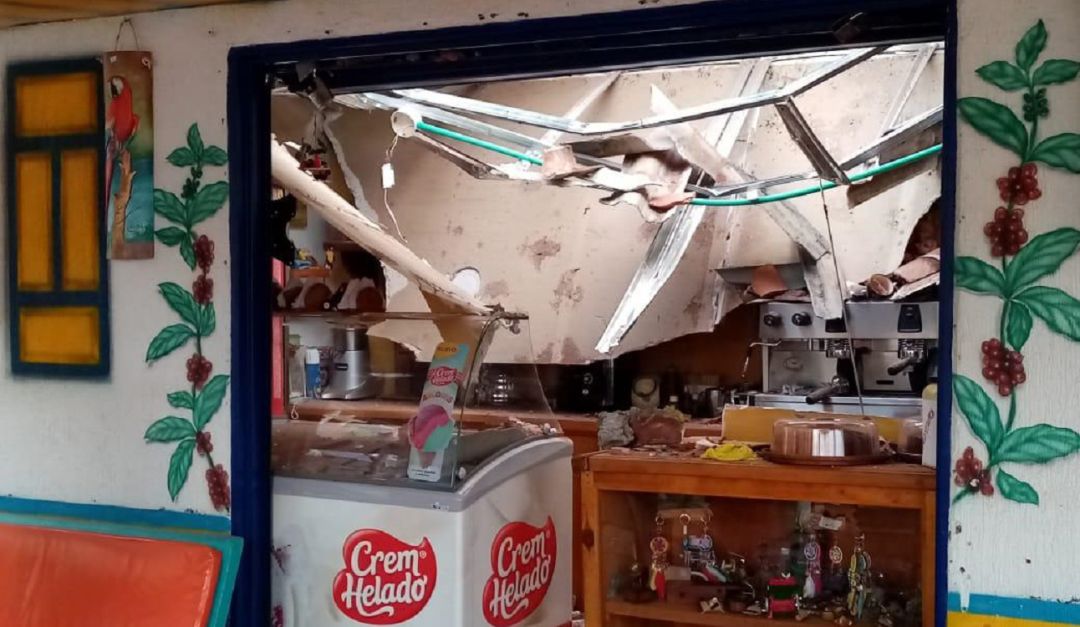 En el municipio de Calima-El Darién, así como el colapso de un techo de un kiosko en el parque Fundadores. En el municipio de Calima-El Darién, así como el colapso de un techo de un kiosko en el parque Fundadores.