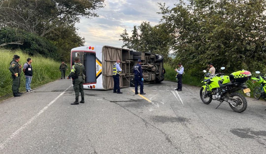 Se volcó bus que transportaba trabajadores de un ingenio azucarero del Valle Se volcó bus que transportaba trabajadores de un ingenio azucarero del Valle