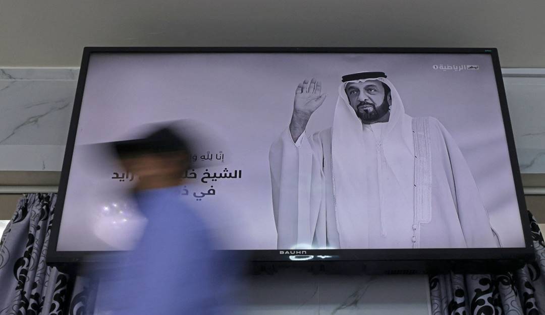 Retratos en recuerdo del presidente de Emiratos Árabes Unidos, Jalifa bin Zayed Al Nahyan. Foto: Getty Retratos en recuerdo del presidente de Emiratos Árabes Unidos, Jalifa bin Zayed Al Nahyan. Foto: Getty