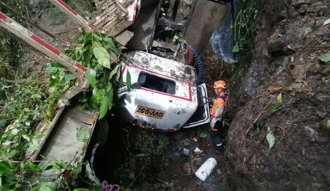Tractocamión rueda por un abismo en la vía Anserma - Guática Tractocamión rueda por un abismo en la vía Anserma - Guática