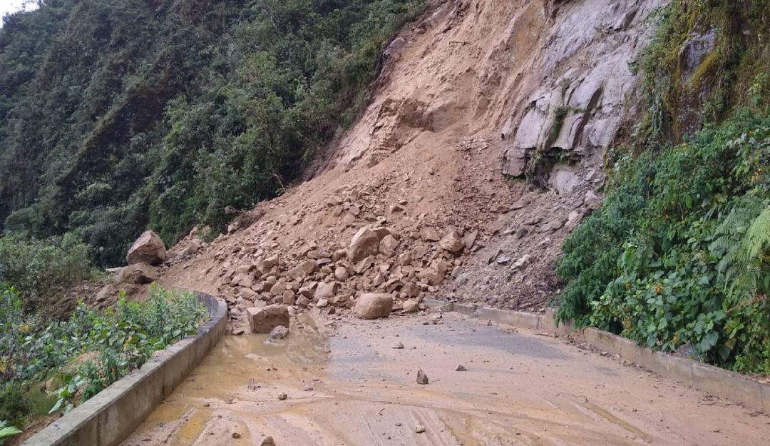 Las fuertes lluvia y caída de material afectan el libre paso de transportadores en esta zona del pais. Las fuertes lluvia y caída de material afectan el libre paso de transportadores en esta zona del pais.