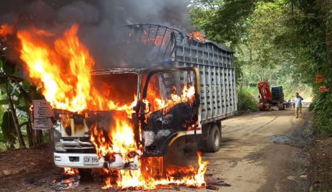 Incendio de camión en zona rural de Tuluá Incendio de camión en zona rural de Tuluá