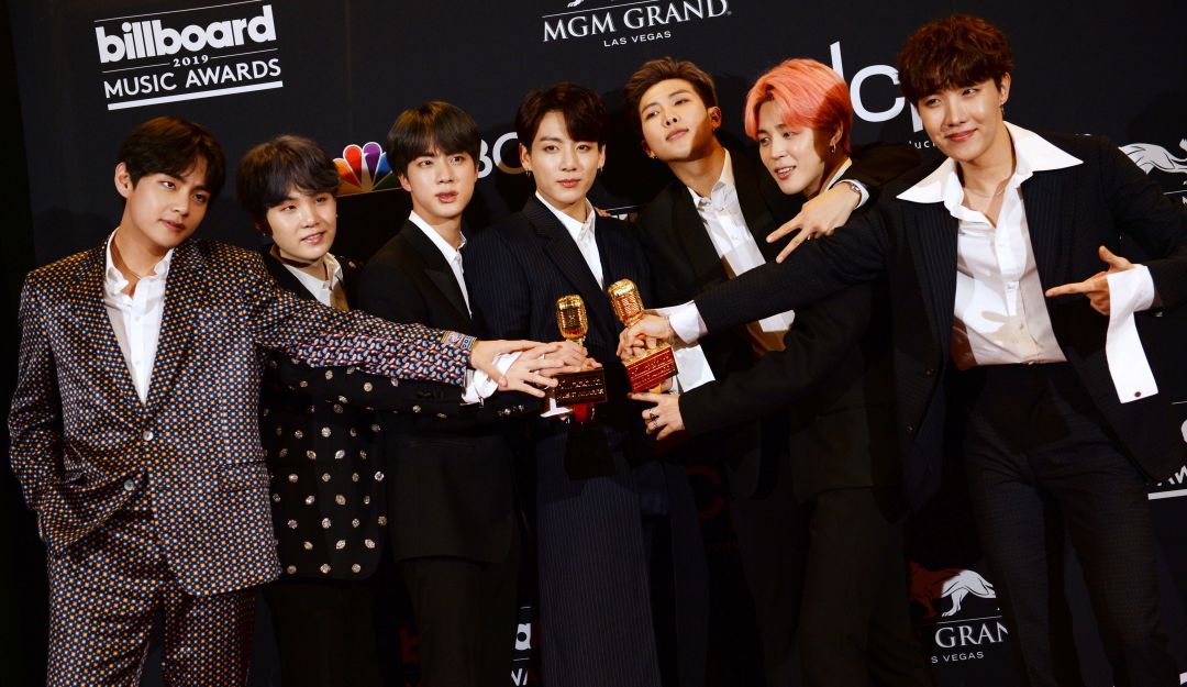 BTS fue a cine con un grupo de ARMYS en Corea del Sur BTS fue a cine con un grupo de ARMYS en Corea del Sur