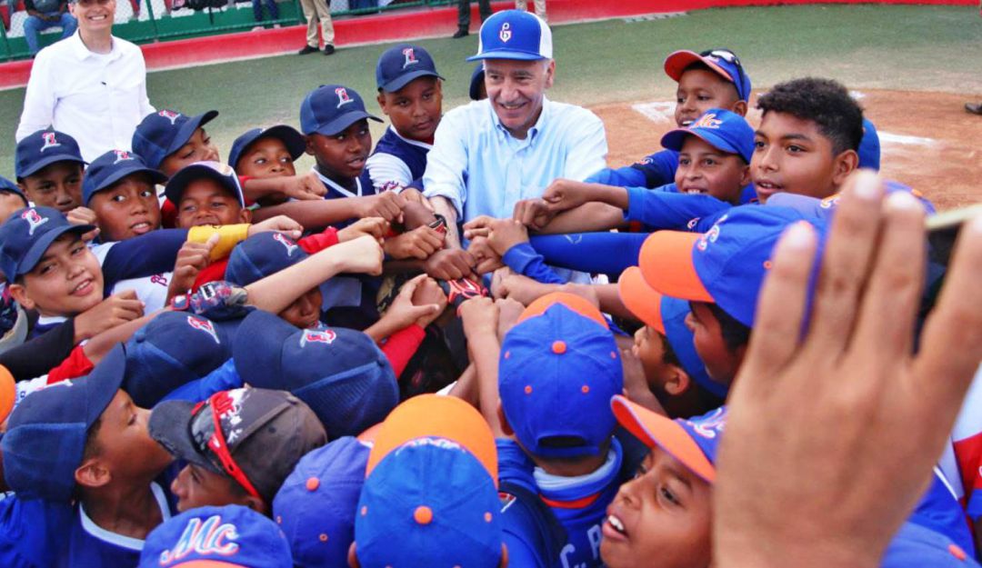 El embajador de Estados Unidos en Colombia estuvo en un partido de béisbol entre los Bravitos de Lemaitre y los Metropolitanos El embajador de Estados Unidos en Colombia estuvo en un partido de béisbol entre los Bravitos de Lemaitre y los Metropolitanos