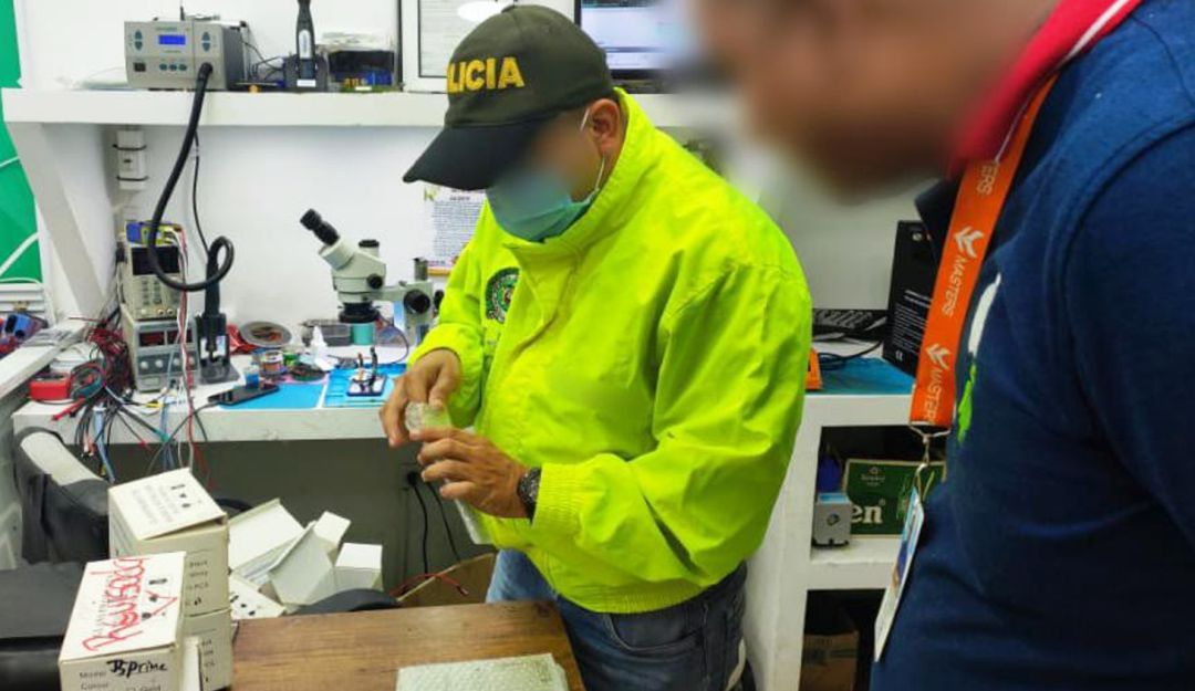 Además fueron incautadas 19 pantallas de celulares, un equipo móvil hurtado y una memoria para modificación de cuentas Además fueron incautadas 19 pantallas de celulares, un equipo móvil hurtado y una memoria para modificación de cuentas
