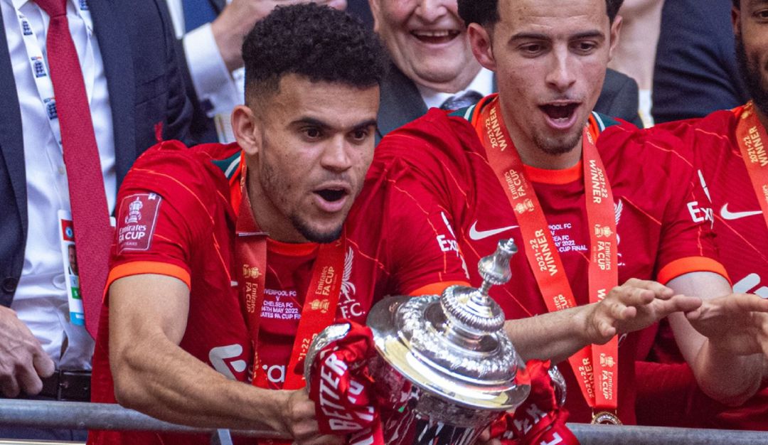 Luis Díaz con el trofeo de la FA Cup Luis Díaz con el trofeo de la FA Cup