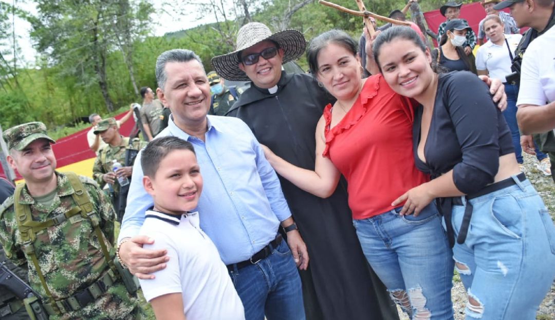 Ricardo Orozco, gobernador del Tolma, socializando proyecto de mejoramiento de la vía Chaparral-Rioblanco Ricardo Orozco, gobernador del Tolma, socializando proyecto de mejoramiento de la vía Chaparral-Rioblanco
