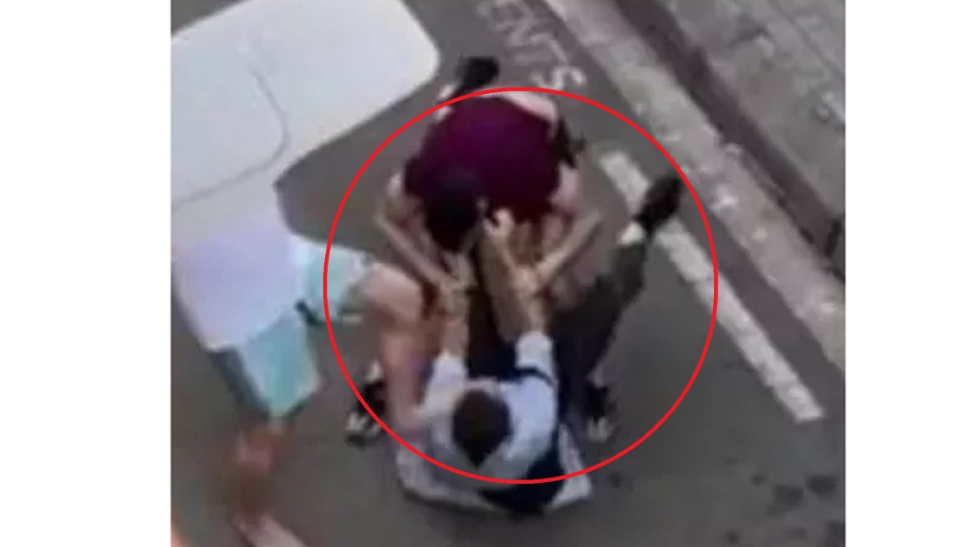 (VIDEO) Linchan a policía al ser confundido con un ladrón en Barcelona