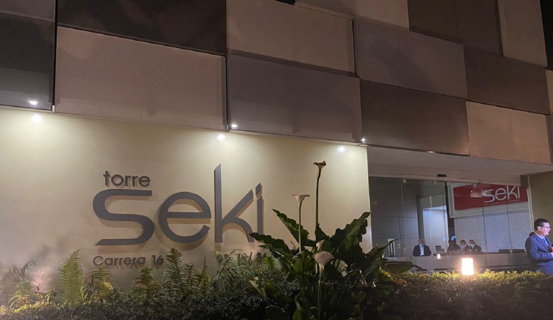 Torre Seki, parque de la 93 en Bogotá. Torre Seki, parque de la 93 en Bogotá.