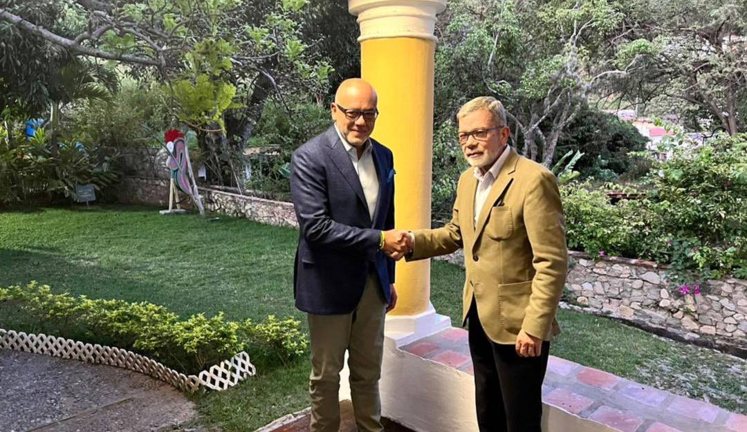 El jefe negociador del chavismo, Jorge Rodríguez (izq) y el jefe negociador de la oposición venezolana, Gerardo Blyde (Der). Foto: Twitter @jorgerpsuv El jefe negociador del chavismo, Jorge Rodríguez (izq) y el jefe negociador de la oposición venezolana, Gerardo Blyde (Der). Foto: Twitter @jorgerpsuv