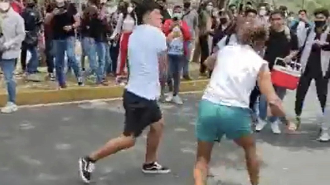 Profesor mexicano se va a los golpes con estudiante por notas