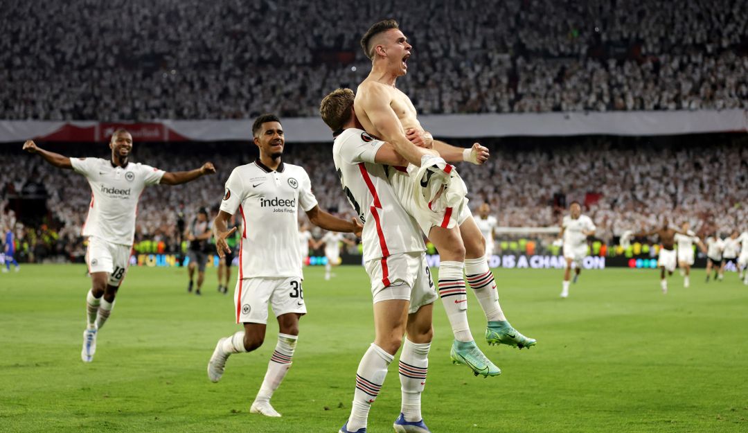 Rafael Santos Borré anota el penal que le da el título al Eintracht Frankfurt Rafael Santos Borré anota el penal que le da el título al Eintracht Frankfurt