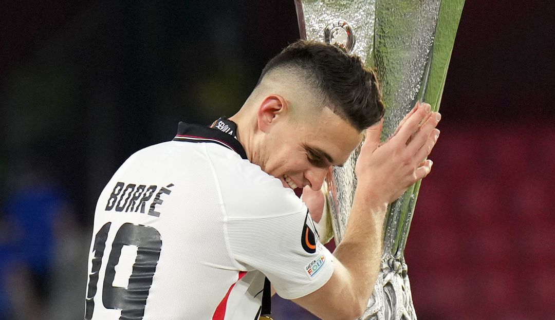 Santos Borré con el trofeo de la Europa League Santos Borré con el trofeo de la Europa League