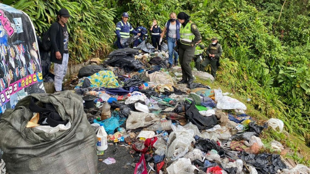Desmontan 3 cambuches y recogen 2 toneladas de basura en La Francia