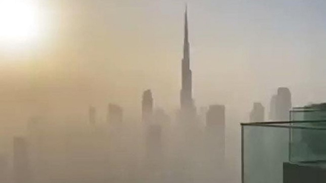 El edificio más alto del mundo en Dubai fue envuelto por una gran tormenta de arena