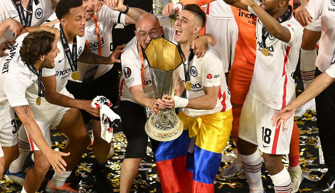 Rafael Santos Borré levantando el título de la Europa League Rafael Santos Borré levantando el título de la Europa League