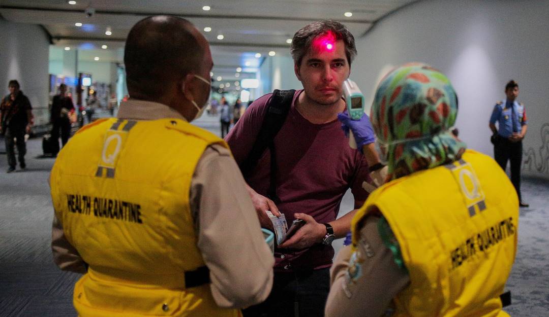 Revisión de viajeros que llegan a Indonesia. Foto: Getty Revisión de viajeros que llegan a Indonesia. Foto: Getty