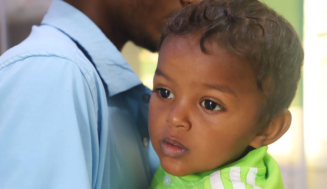 Niño en espera de revisión por sospecha de contagio con hepatitis infantil aguda. Foto: Getty Niño en espera de revisión por sospecha de contagio con hepatitis infantil aguda. Foto: Getty