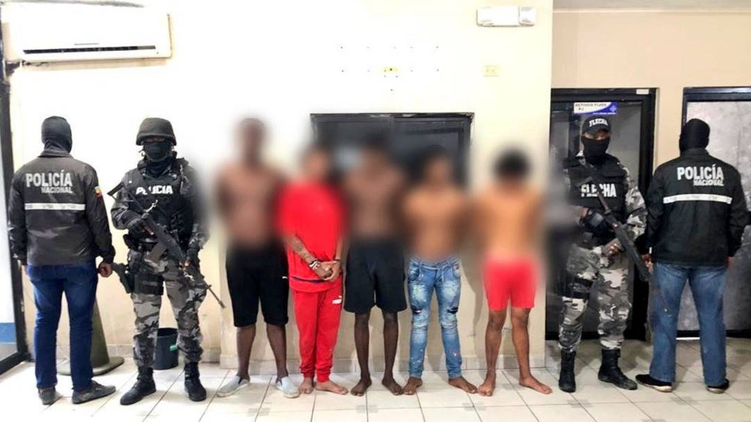 Policía de Ecuador investiga explosión de carros bomba en frontera con Colombia