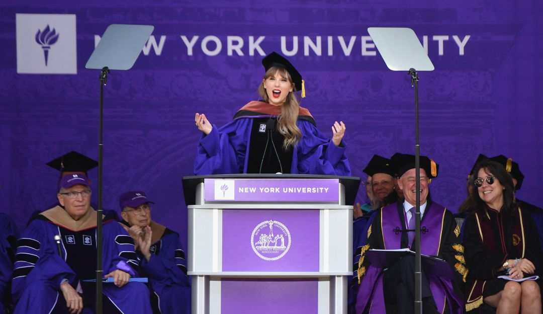 Taylor Swift dando su discurso de graduación en el Yankee Stadium. Taylor Swift dando su discurso de graduación en el Yankee Stadium.