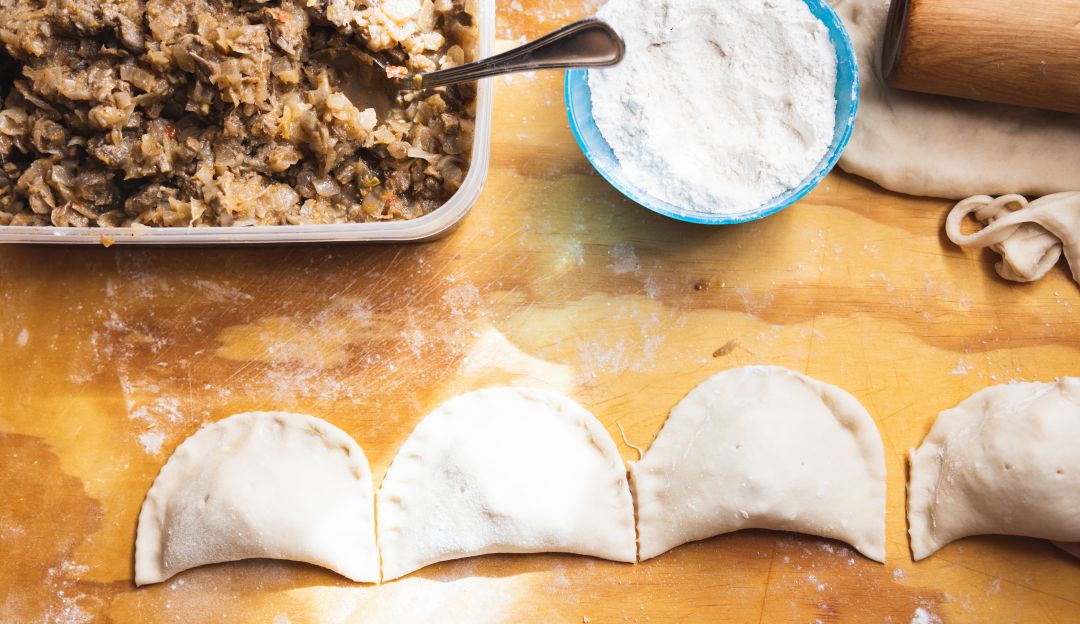 Joven fue grabado mientras amasaba empanadas con los pies para venderlas Joven fue grabado mientras amasaba empanadas con los pies para venderlas