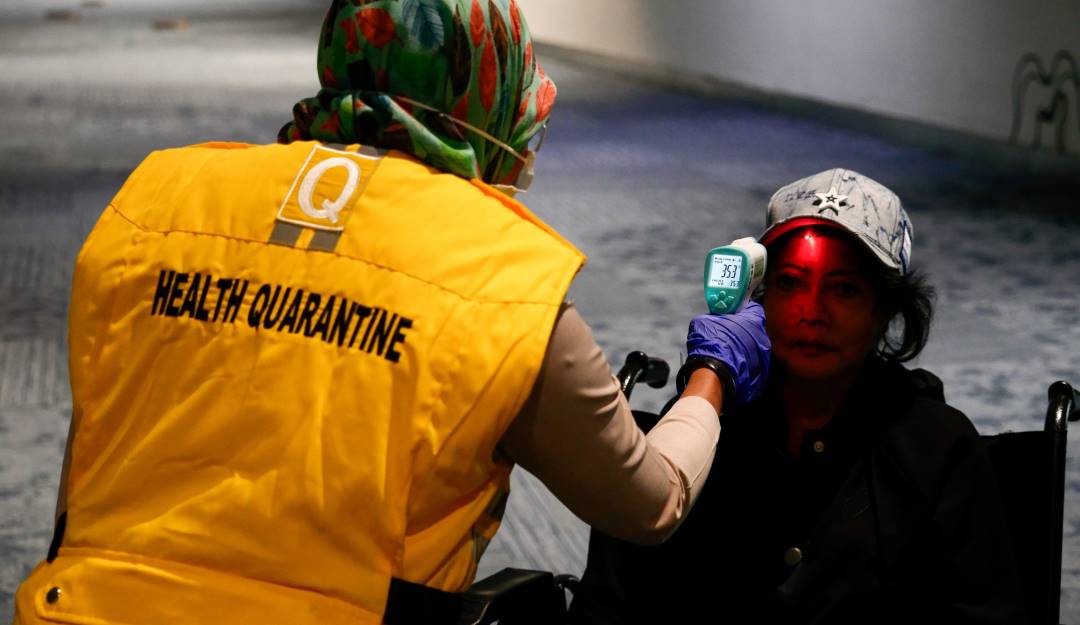 Revisión de viajeros que llegan a Indonesia. Foto: Getty Revisión de viajeros que llegan a Indonesia. Foto: Getty