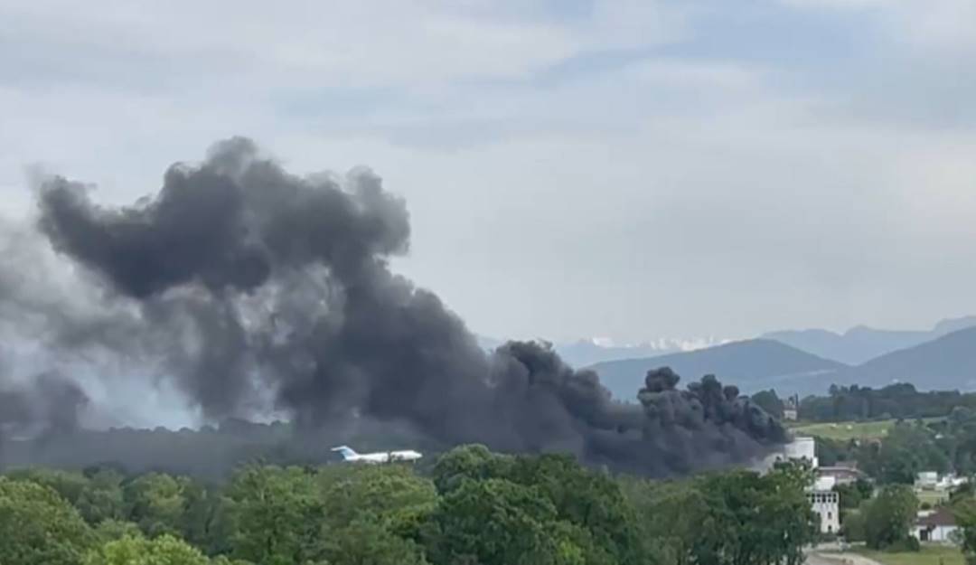 Aterrizaje de un avión momentos luego del inicio de los incendios en el aeropuerto de Ginebra. Foto: Captura de pantalla Aterrizaje de un avión momentos luego del inicio de los incendios en el aeropuerto de Ginebra. Foto: Captura de pantalla