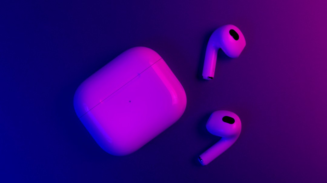 Apple recibe demanda por daños en los oídos de un menor que usaba AirPods