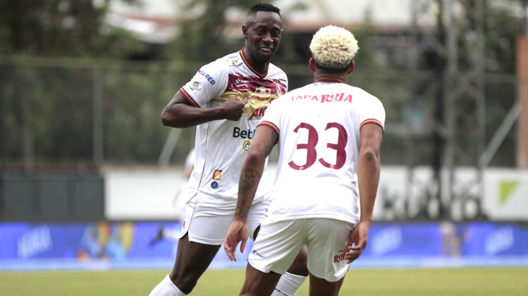 Tolima goleó en Envigado en un partido accidentado y pasado por agua
