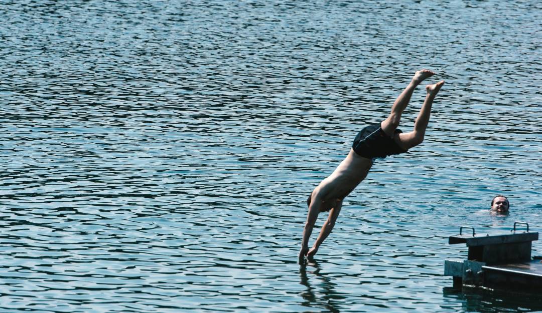 Un hombre salta a un lago de Alemania en medio de la oleada de calor que vive el continente. Foto: Getty Un hombre salta a un lago de Alemania en medio de la oleada de calor que vive el continente. Foto: Getty