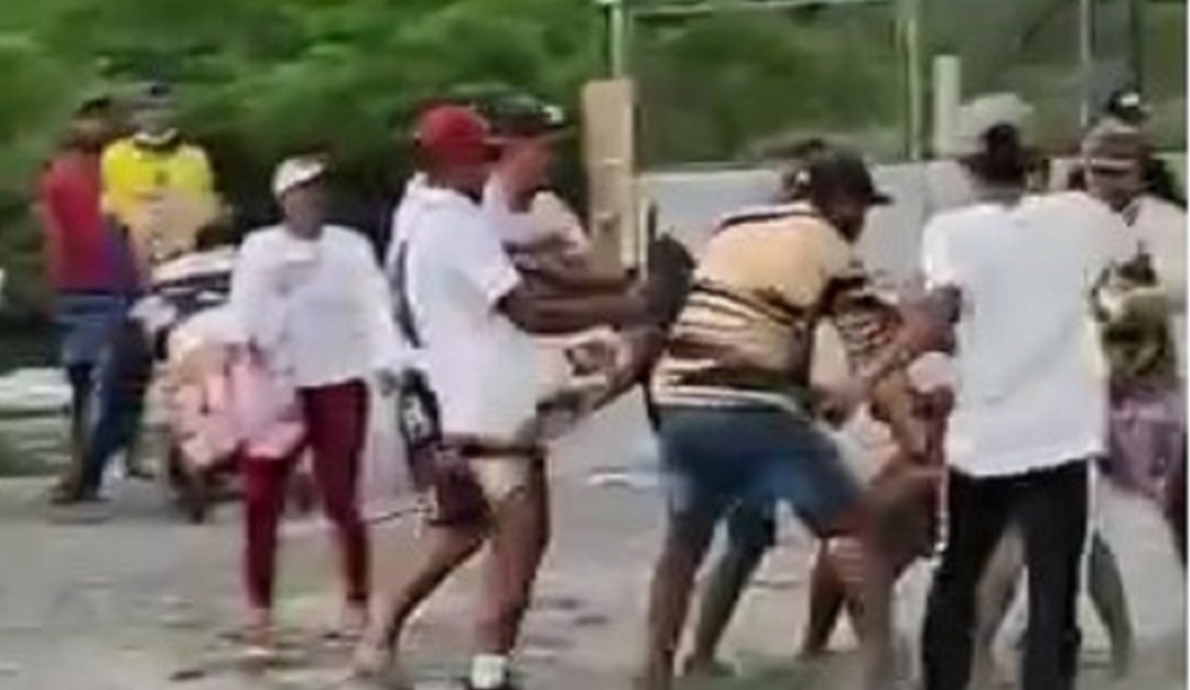 Momentos en que operadores turísticos agreden a uno de los turistas Momentos en que operadores turísticos agreden a uno de los turistas