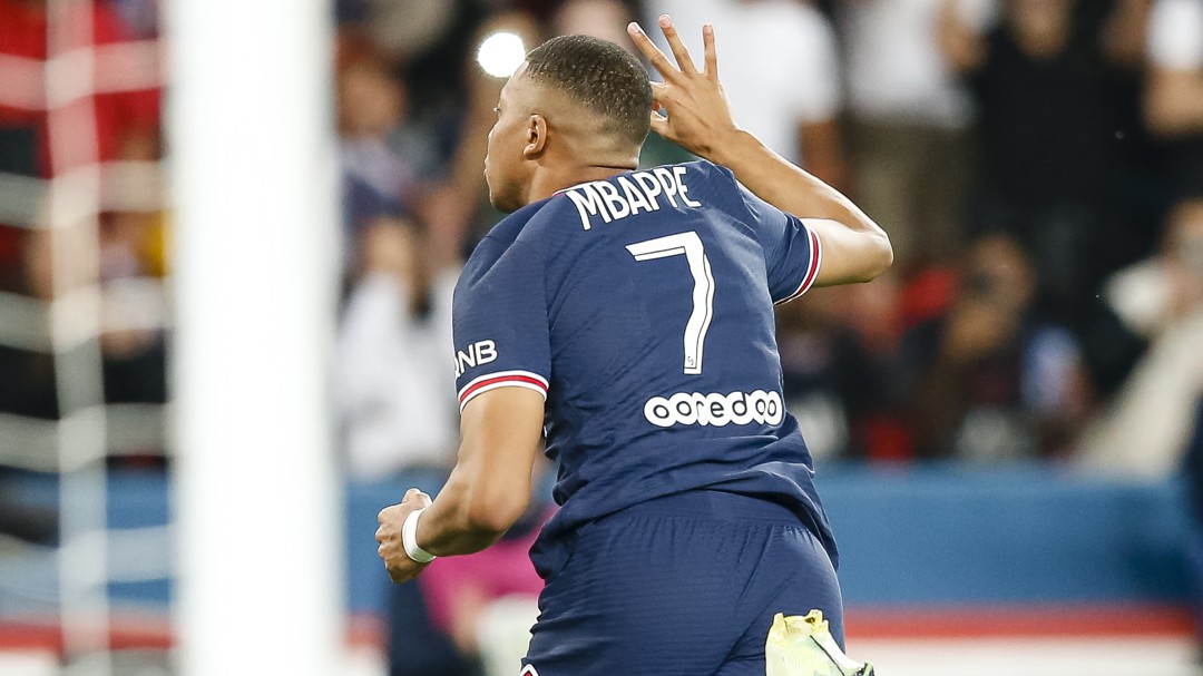 Mbappé celebró su renovación con el PSG con triplete ante el Metz