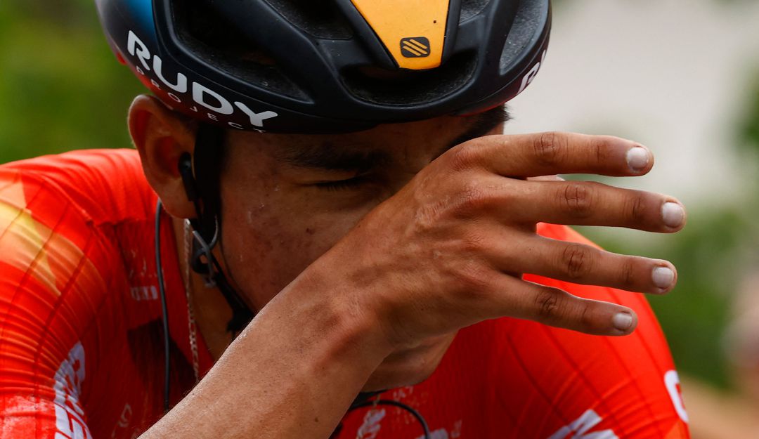 Santiago Buitrago llora desconsolado tras terminar segundo en la etapa 15 del Giro de Italia. Santiago Buitrago llora desconsolado tras terminar segundo en la etapa 15 del Giro de Italia.