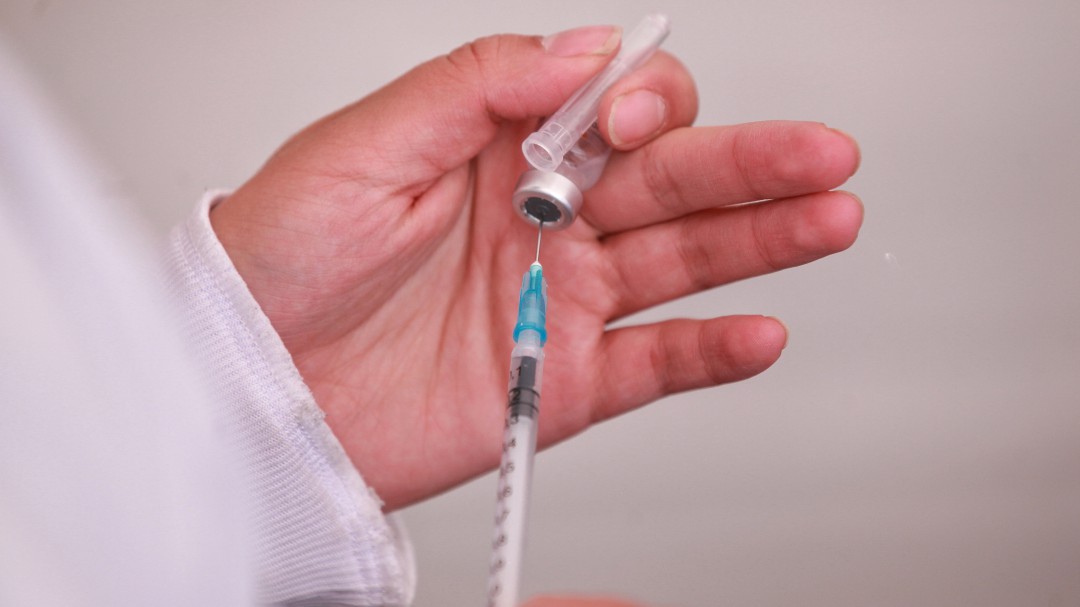 ¿Se pueden poner juntas las vacunas de influenza y la de COVID-19?