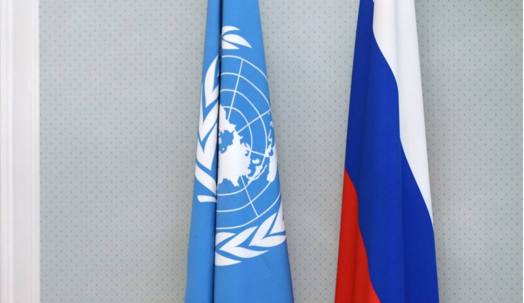 Bandera de la Organización de las Naciones Unidas (izq) y Rusia (der). Foto: Getty Bandera de la Organización de las Naciones Unidas (izq) y Rusia (der). Foto: Getty