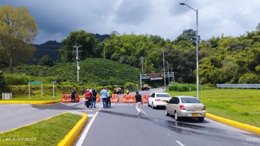 Cierre indefinido de la vía Ibagué - Armenia el karma para los camioneros
