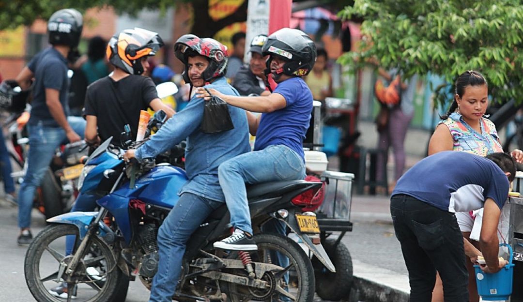 Continúan trabajando a perdidas taxistas y dueños de colectivos de la ciudad. Continúan trabajando a perdidas taxistas y dueños de colectivos de la ciudad.