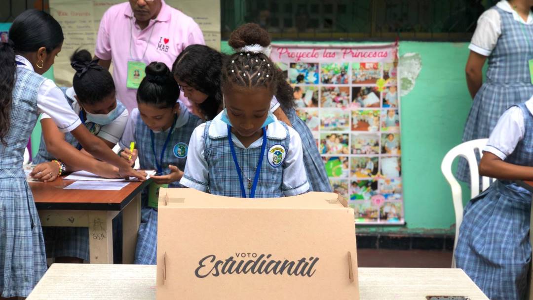 Jóvenes votan de manera simbólica en colegios por candidatos a la Presidencia