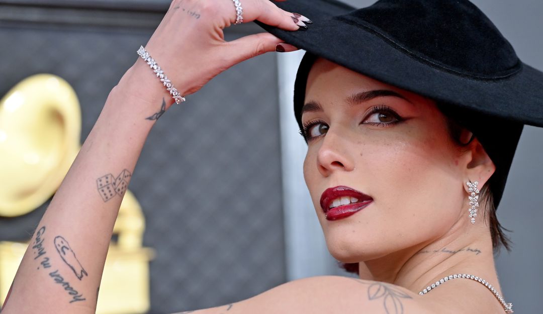Halsey en la edición número 64 de los Grammy. Halsey en la edición número 64 de los Grammy.