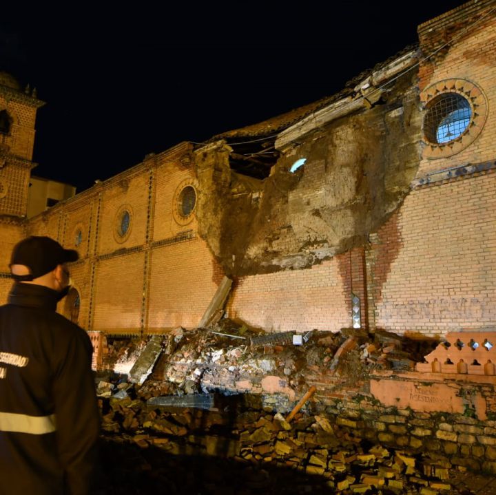 Muro de la fachada de San Francisco se desploma