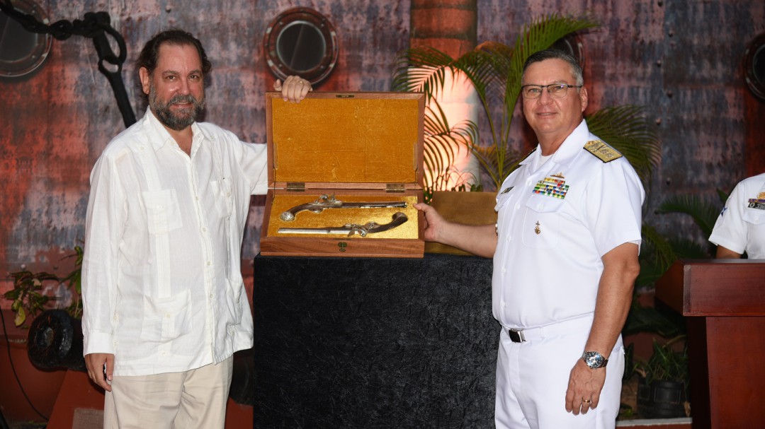 Museo Naval del Caribe recibió réplicas de pistolas de Blas de Lezo