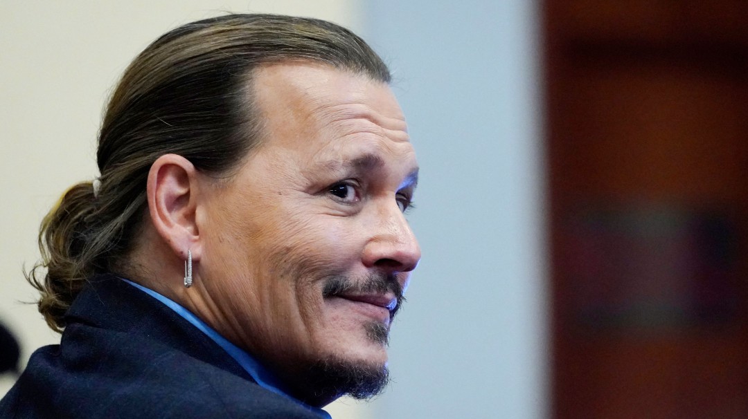 Mujer grita durante el juicio de Johnny Depp que es el padre de su bebé