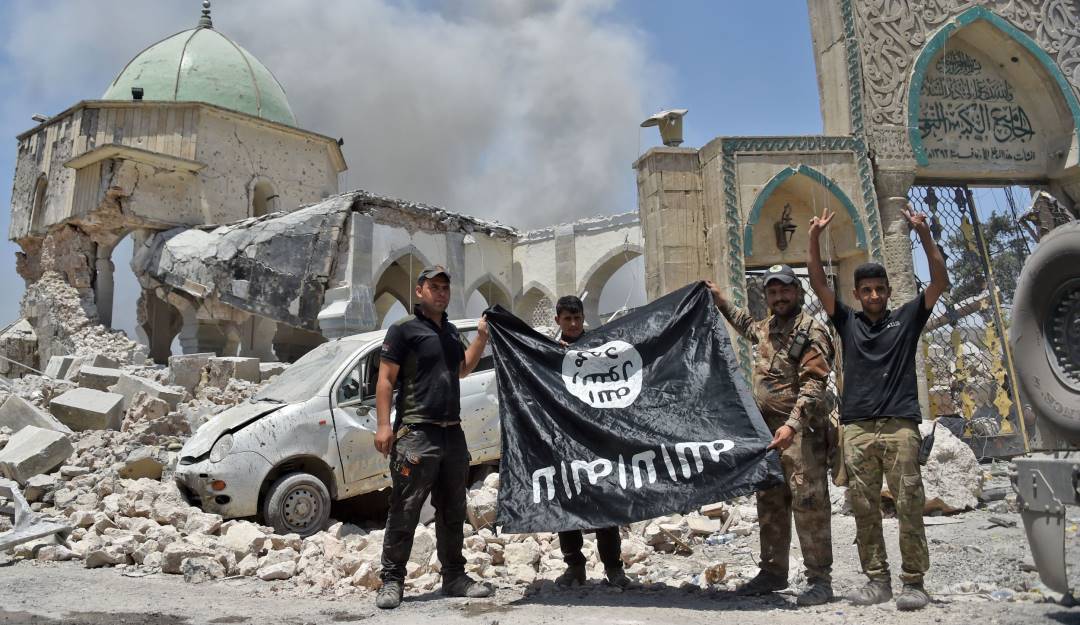 Grupo anti terrorismo iraquí con una bandera del Estado Islámico al revés. Foto: Getty Grupo anti terrorismo iraquí con una bandera del Estado Islámico al revés. Foto: Getty