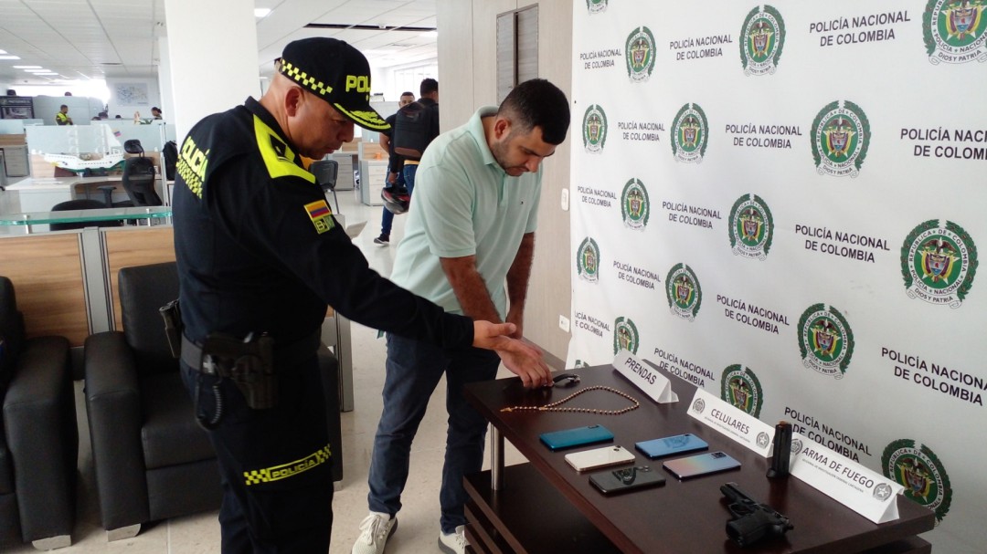Por ubicación de celular recuperan elementos robados a Contralor Distrital
