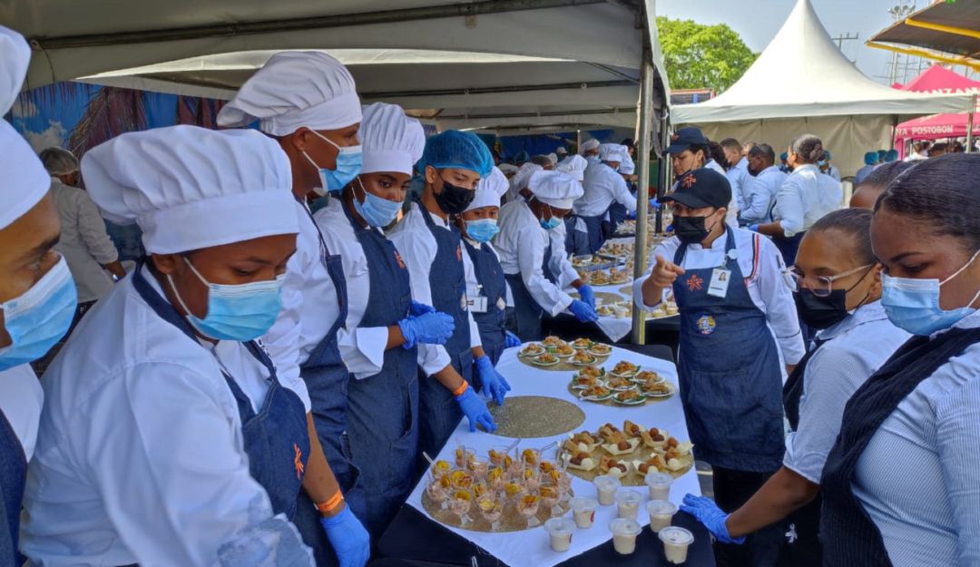 Aprendices e instructores de Hotelería y Turismo, prepararon 19 mil bocados para visitantes y tripulaciones de los buques participantes Aprendices e instructores de Hotelería y Turismo, prepararon 19 mil bocados para visitantes y tripulaciones de los buques participantes
