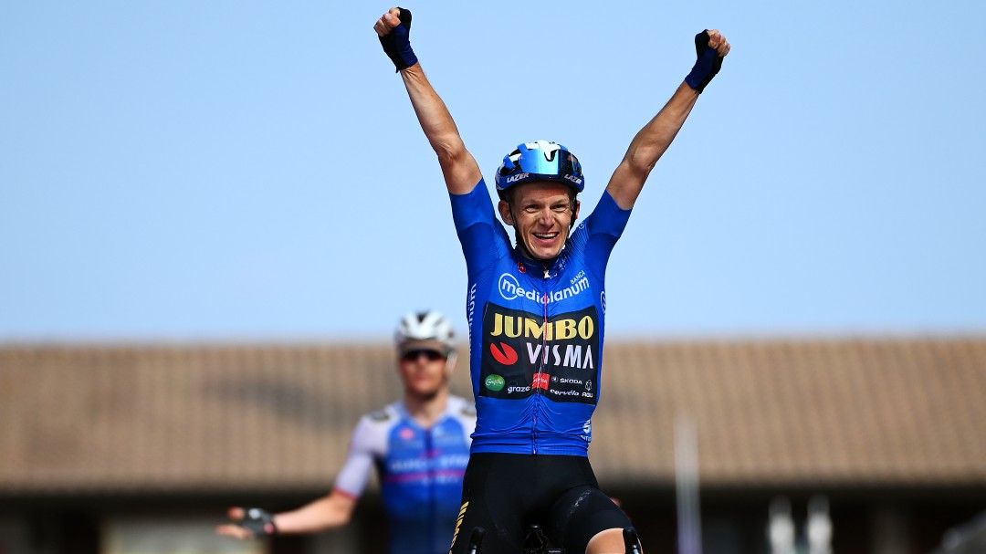 Bouwman ganó la etapa 19 y Carapaz defendió la maglia rosa un día más