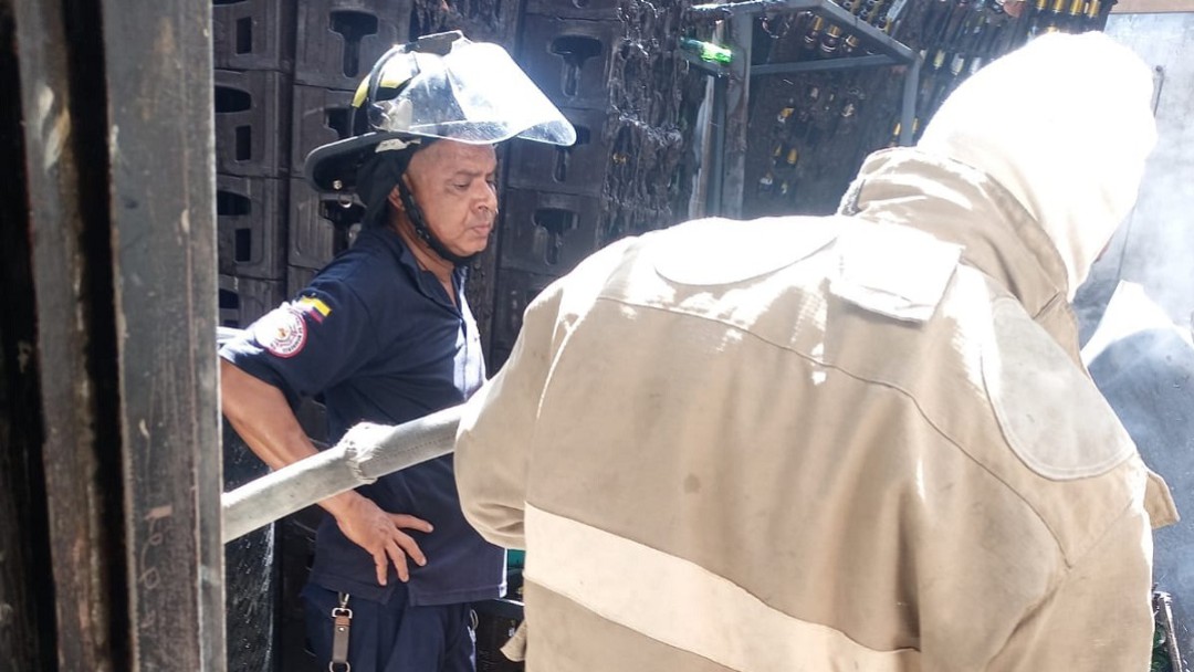 Bomberos atendieron incendio en una licorera de Cartagena
